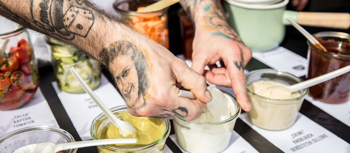 grill-soße-tattoo-koch chair-broil-erlebnis
